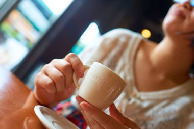 Kadın ile espresso fincan tutar