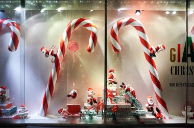 Mağazada Noel süslemeleri