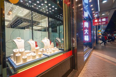 Bir mücevher dükkanında penceresini görüntülemek