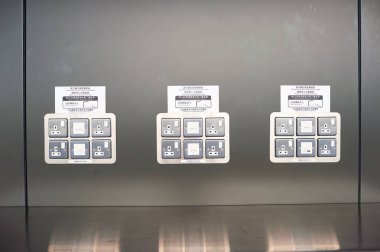 güç çıkışı duvar