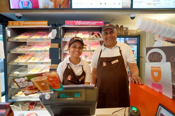 Το προσωπικό στο Dunkin ' Donuts — Φωτογραφία Αρχείου