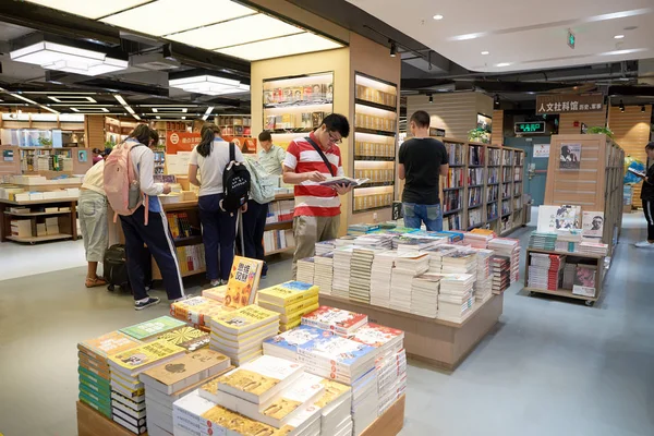 Kirjakauppa Shenzhenissä — kuvapankkivalokuva