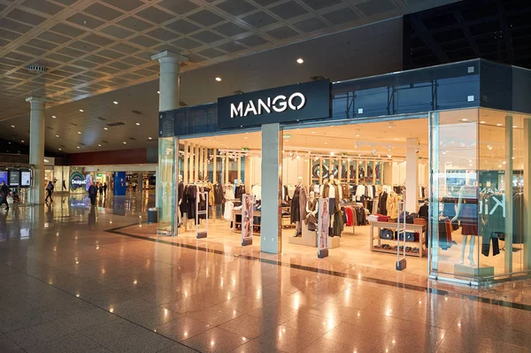 Манго магазин в аеропорту Барселони — стокове фото
