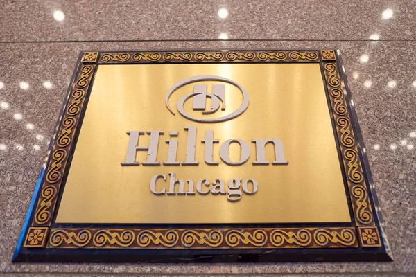 Hilton Chicago skylt — Stockfoto