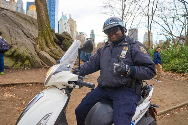 NYPD memuru Central Park'ta — Stok fotoğraf