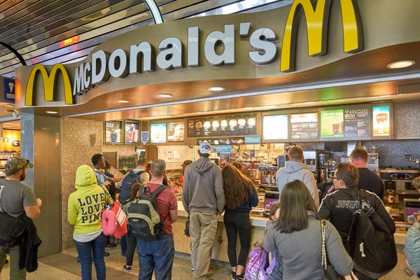 Mcdonald 's am internationalen flughafen chicago. — Stockfoto