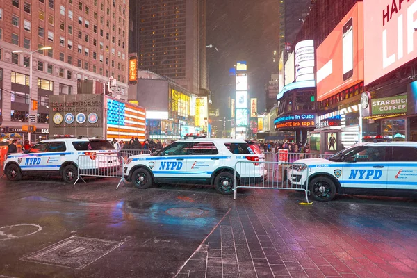 Ночью полицейские машины Манхэттена — стоковое фото