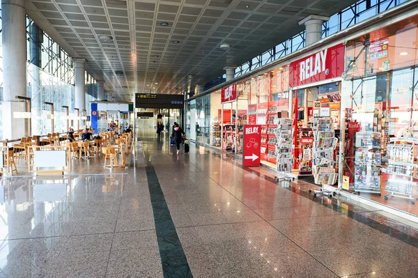 Tienda de relevos en el aeropuerto de Barcelona — Foto de Stock