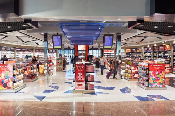 Belastingvrije winkel in Barcelona Airport — Stockfoto