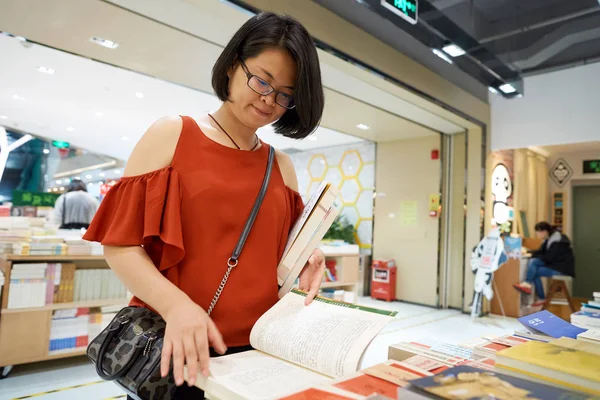 Kinesisk kvinna läsa bok — Stockfoto