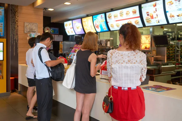 Clienti nel ristorante McDonald's — Foto Stock