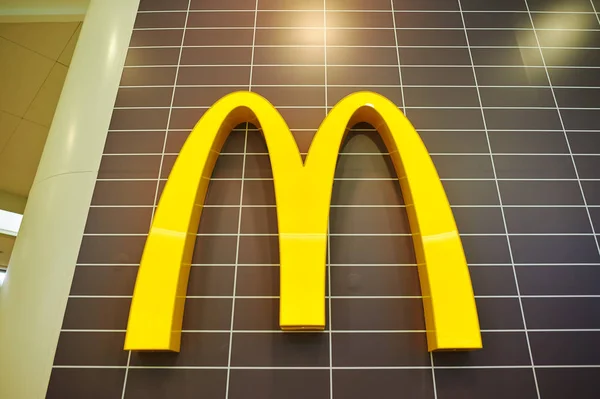 Логотип McDonald 's на стене — стоковое фото