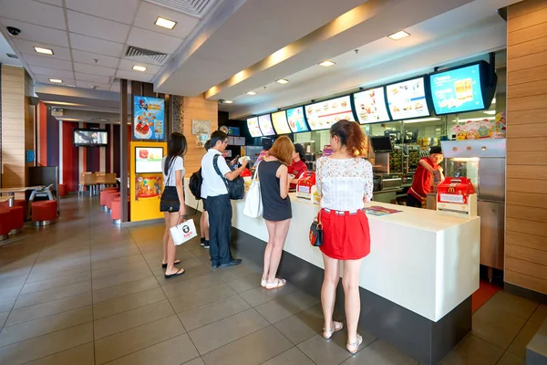 Clientes no restaurante McDonald 's — Fotografia de Stock