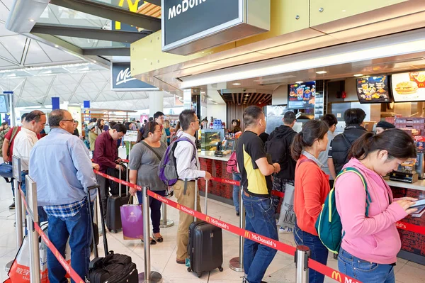 香港国際空港のマクドナルド — ストック写真