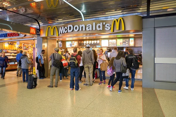 McDonald's à l'aéroport international de Chicago . — Photo