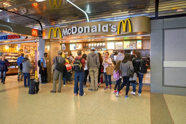 McDonald's in Chicago International Airport. — Stockfoto