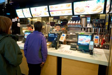 McDonalds sırasındaki duran insanlar