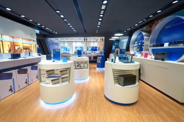 Elektronik mağazasında alışveriş merkezi