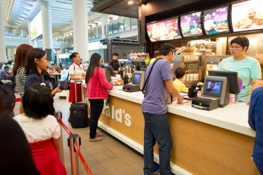 McDonalds sırasındaki duran insanlar