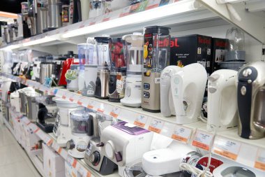 Elektronik mağazasında karıştırıcılar 
