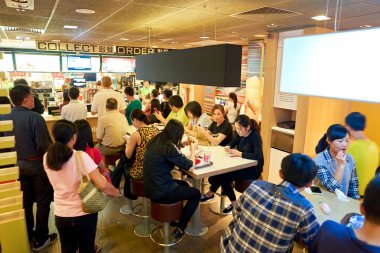 McDonalds yiyen insanlar