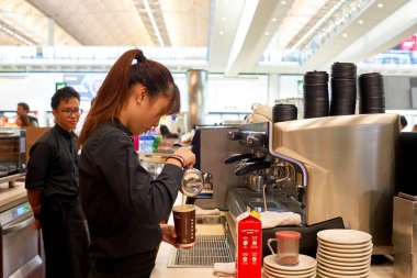 Barista kahve hazırlar