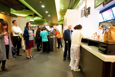 McDonalds sırasındaki duran insanlar