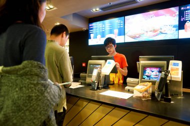 McDonalds sırasındaki duran insanlar