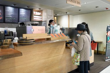 Starbucks sayacında yakın duran insanlar 