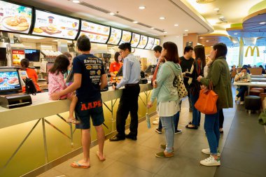 McDonalds sırasındaki duran insanlar