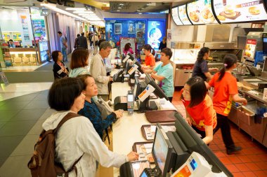 McDonalds sırasındaki duran insanlar