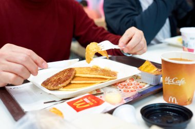 adam yemek kahvaltı Mcdonald 