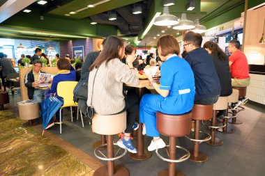 McDonalds restoranda yemek insanlar