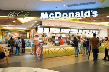 McDonalds ve Mccafe işaretleri 