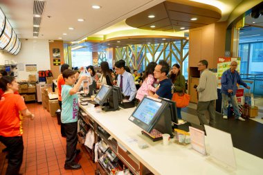 McDonalds sırasındaki duran insanlar