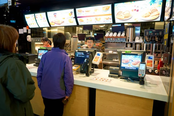 Les gens qui font la queue chez McDonalds — Photo