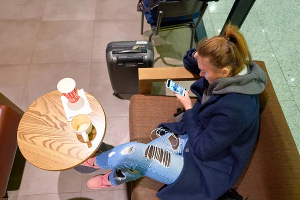 Женщина, сидящая в Starbucks — стоковое фото