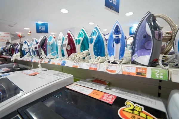 Alışveriş Merkezi elektronik mağazasında ütüler