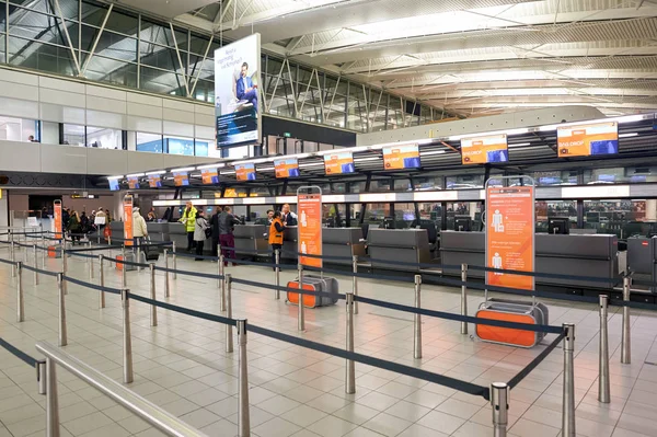 Balcões de check-in no Aeroporto de Schiphol — Fotografia de Stock