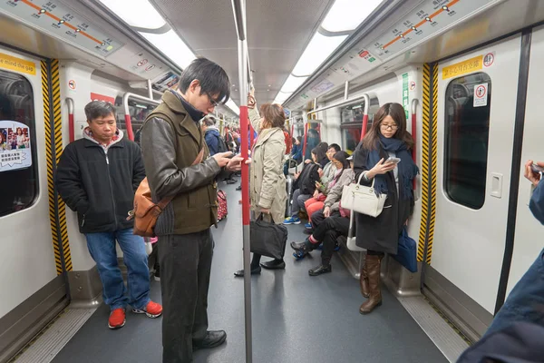 Människor inuti tåget i Hong Kong — Stockfoto