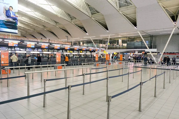 Incheckningsdiskarna på flygplatsen Schiphol — Stockfoto