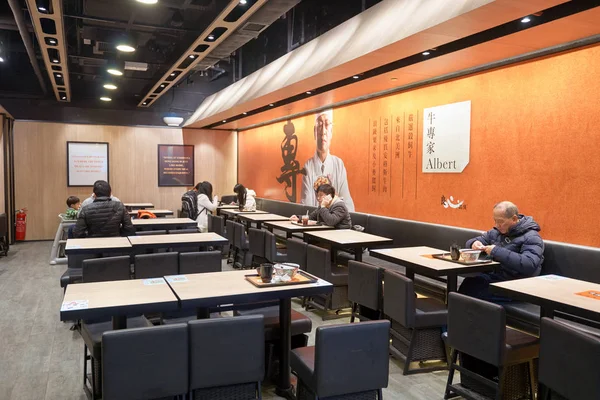 Gente comiendo en el restaurante Yoshinoya —  Fotos de Stock