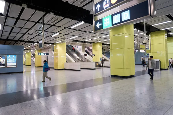 İnsanlar içinde toplu taşıma treni istasyonu 