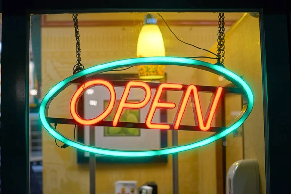 Offenes Schild an U-Bahn-Schnellrestaurant — Stockfoto