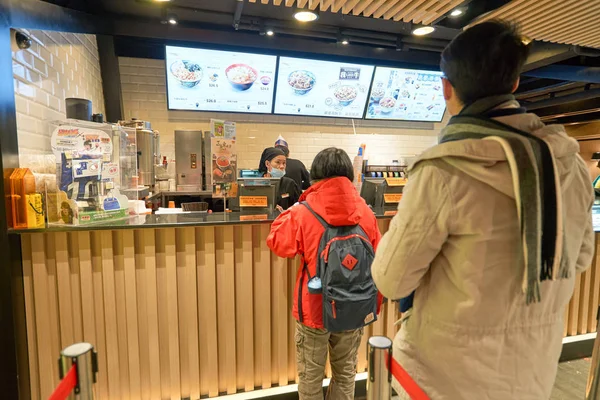 Mensen staan in de wachtrij in Yoshinoya restaurant — Stockfoto