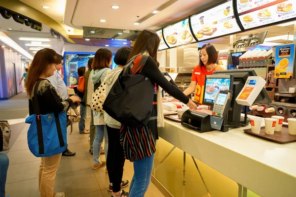 Människor som står i kön på Mcdonalds — Stockfoto