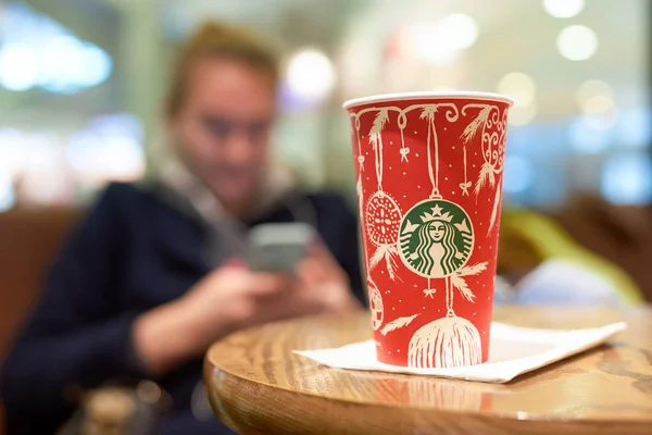 Kopp med Starbucks logotyp — Stockfoto