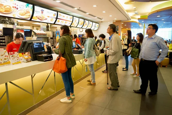 Menschen stehen bei mcdonalds Schlange — Stockfoto