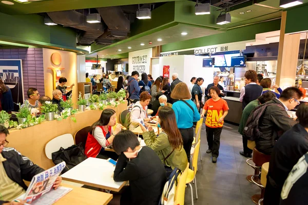 Люди едят в ресторане McDonalds — стоковое фото