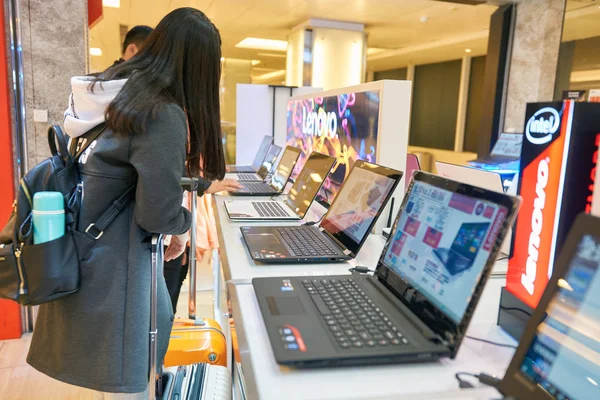 Elektronische winkel in shopping center — Stockfoto